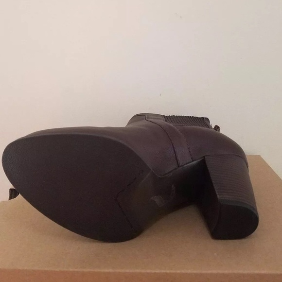 New ugg Cobie II Women’s gorgeous boots $295 - Picture 8 of 8